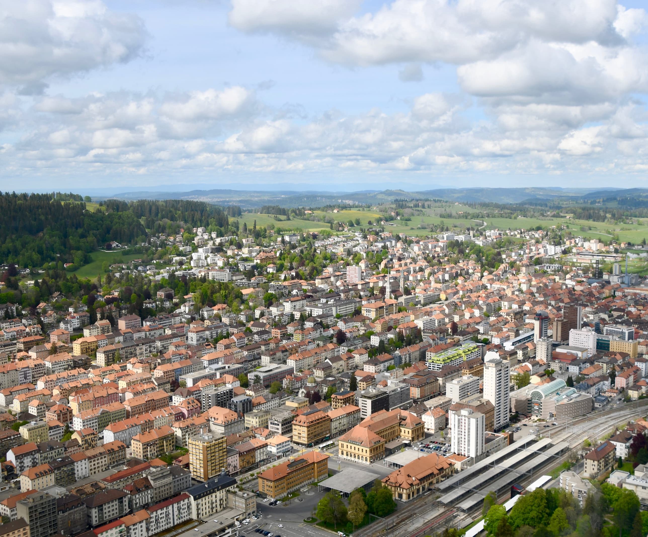 La Chaux-de-Fonds — Vue aérienne de la ville et de son urbanisme en damier
