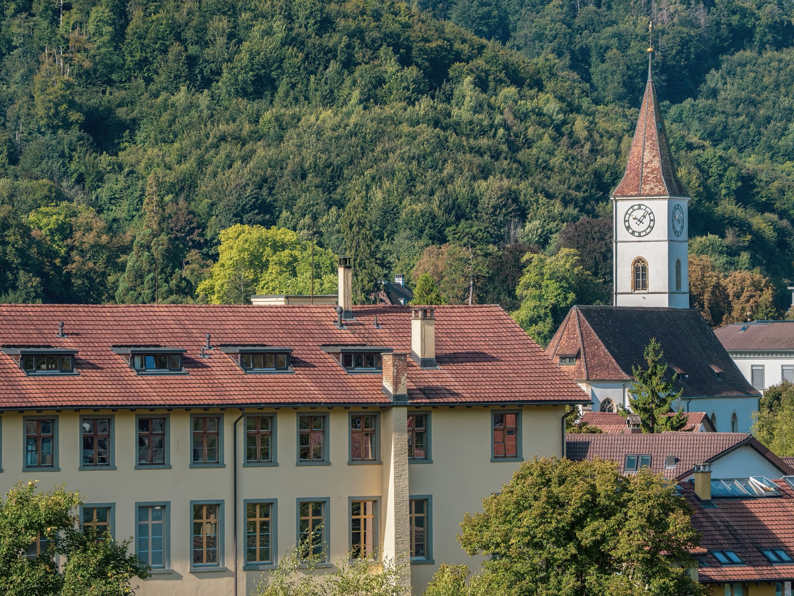 Le Locle — Clocher blanc et collines boisées