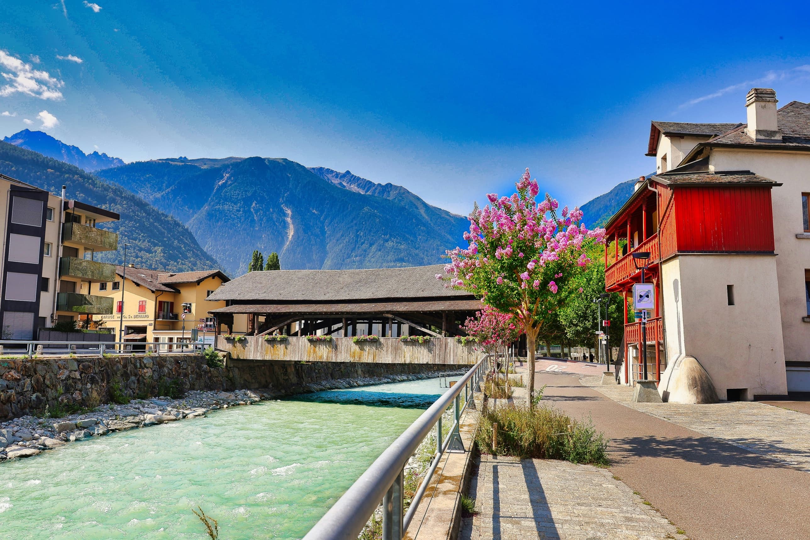 Martigny — Pont couvert au bord de la rivière et montagnes valaisannes