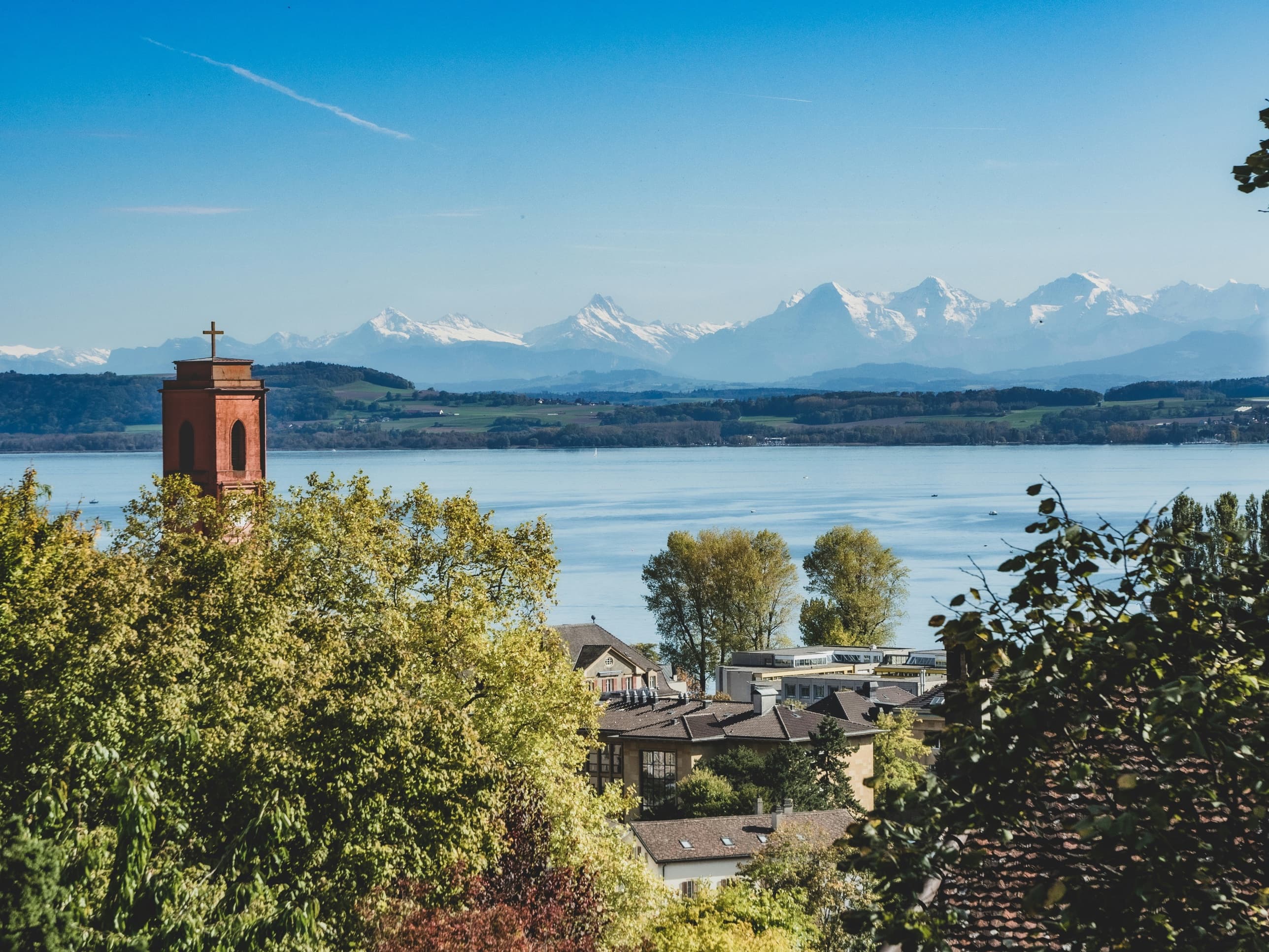 Neuchâtel — Vue sur le lac et les Alpes