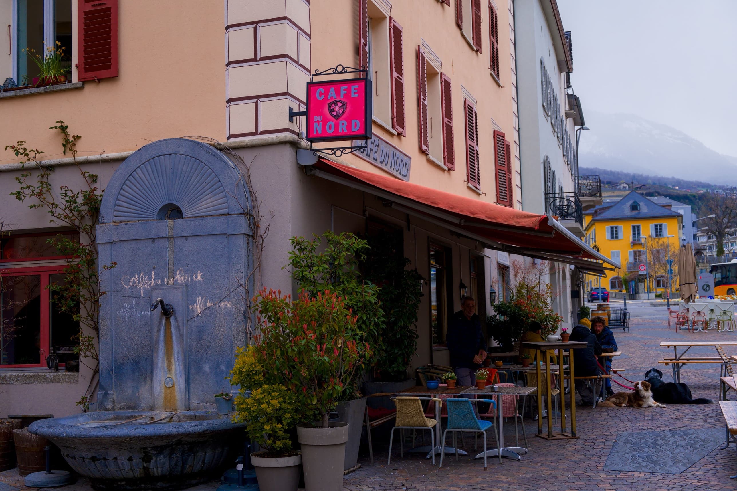 Sierre — Café du Nord et fontaine dans le centre historique